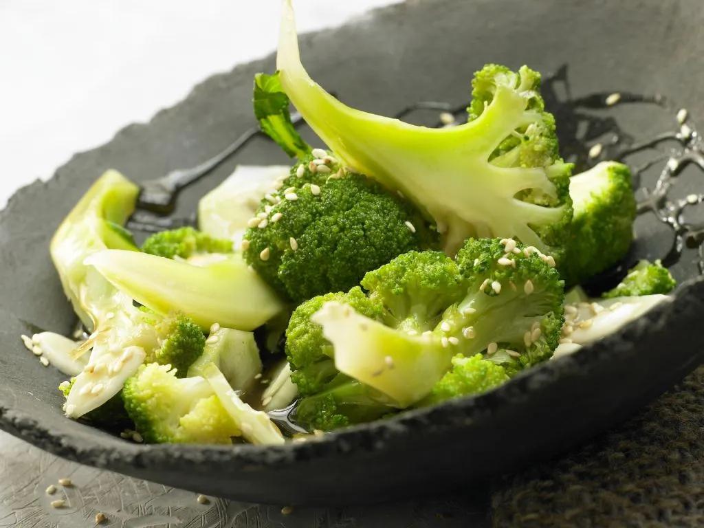 Gedämpfter Brokkoli Rezept | EAT SMARTER