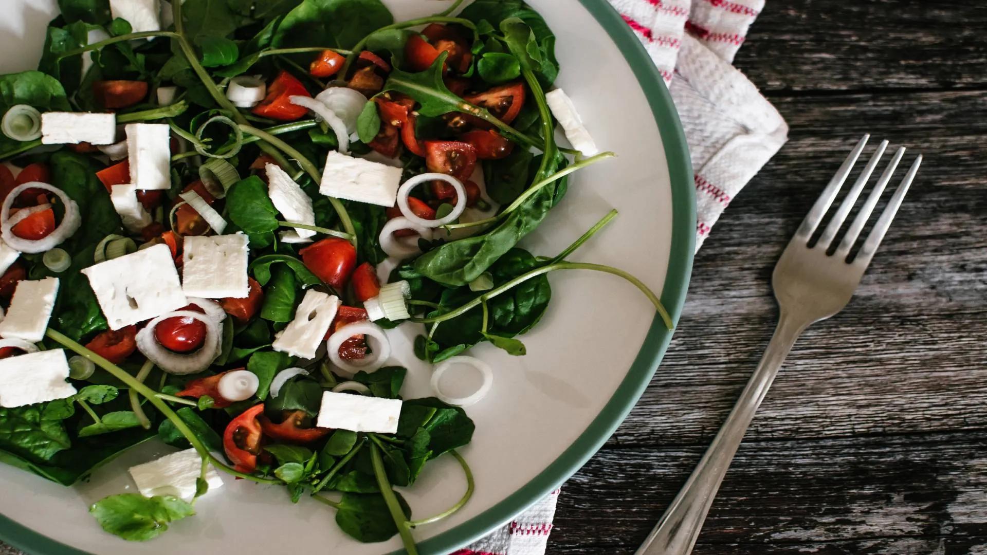 Grüner Salat mit Tomaten und OLYMPUS Schafskäse leicht