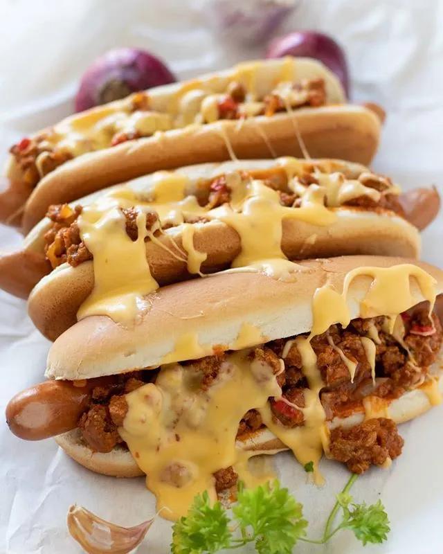 Hot Dog mit Hackfleisch und fett Käse on Top. Den musste ich einfach ...