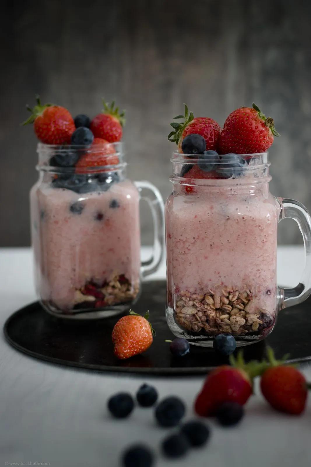 Bananen-Erdbeer-Smoothie mit Müsli und Beeren – ein fruchtiger Start in ...