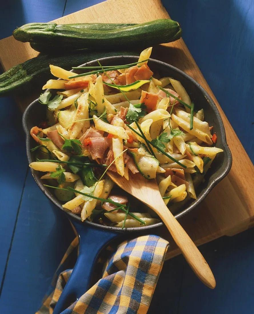 Nudelpfanne mit Schinken und Zucchini Rezept | EAT SMARTER