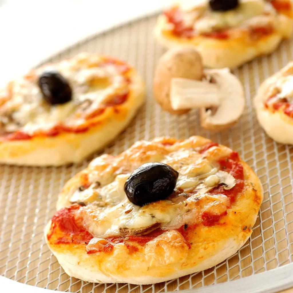 Mini pizza, perfecte ca gustare într-o după-amiază în familie – Rețete ...