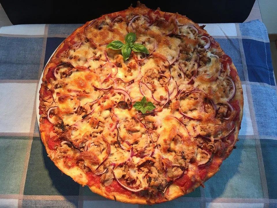 Thunfisch-Zwiebel-Pizza von Melady | Chefkoch