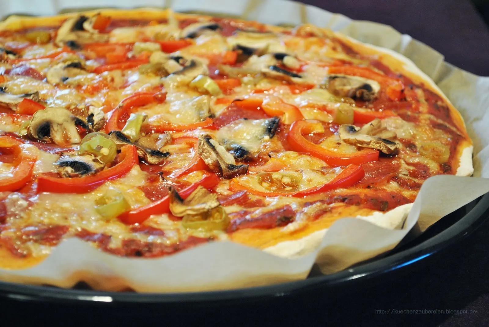 Dinkel-Pizza mit Salami, Paprika, Peperoni, Pilzen &amp; Parmesan ...
