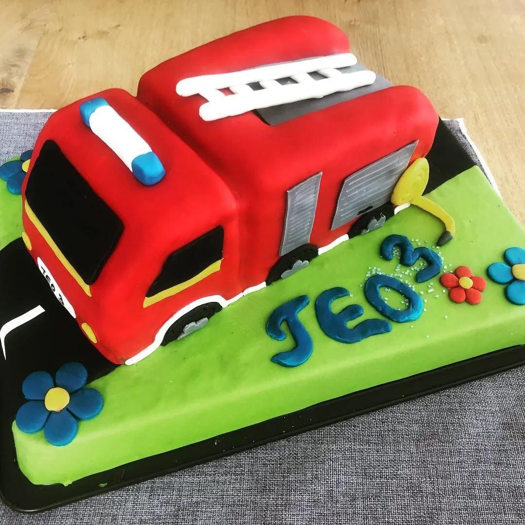 Feuerwehr Torte mit Fondant - firefighter cake Geburtstagstorte ...