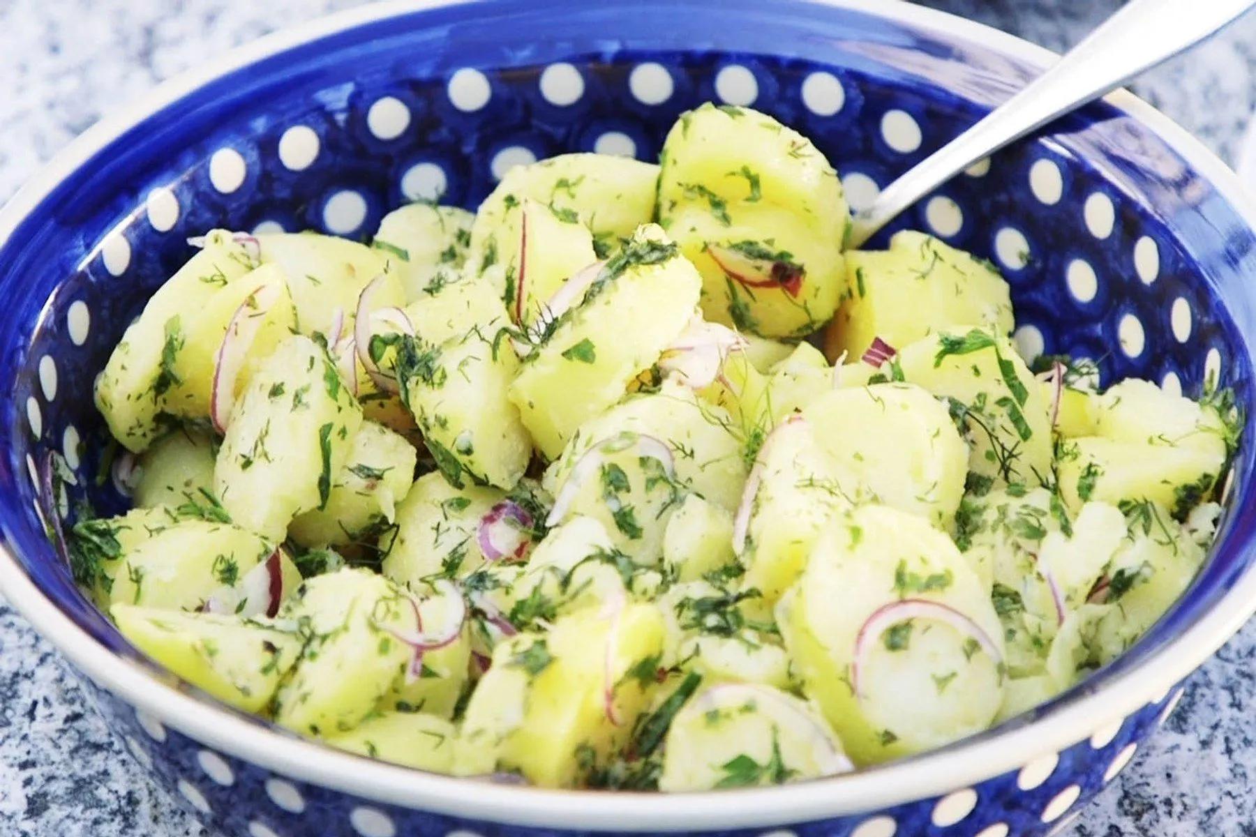 Der Klassiker unter den Salaten beim Grillen ist der Kartoffelsalat ...