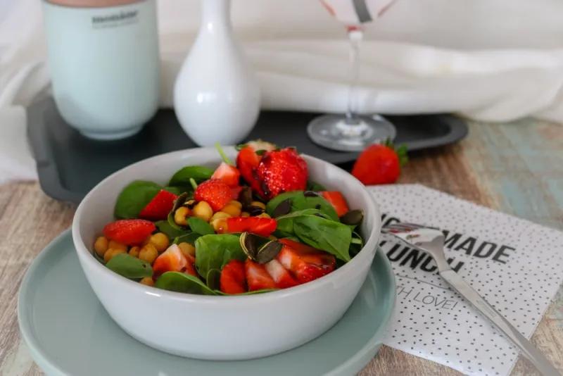 Blattspinat-Salat mit Erdbeeren und gerösteten Kichererbsen