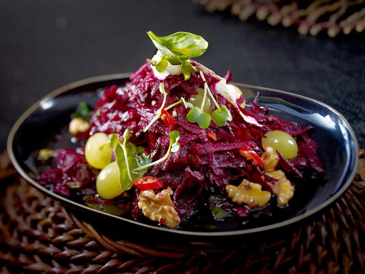 Scharfer Rote-Bete-Salat mit Trauben und Walnüssen Rezept | LECKER ...