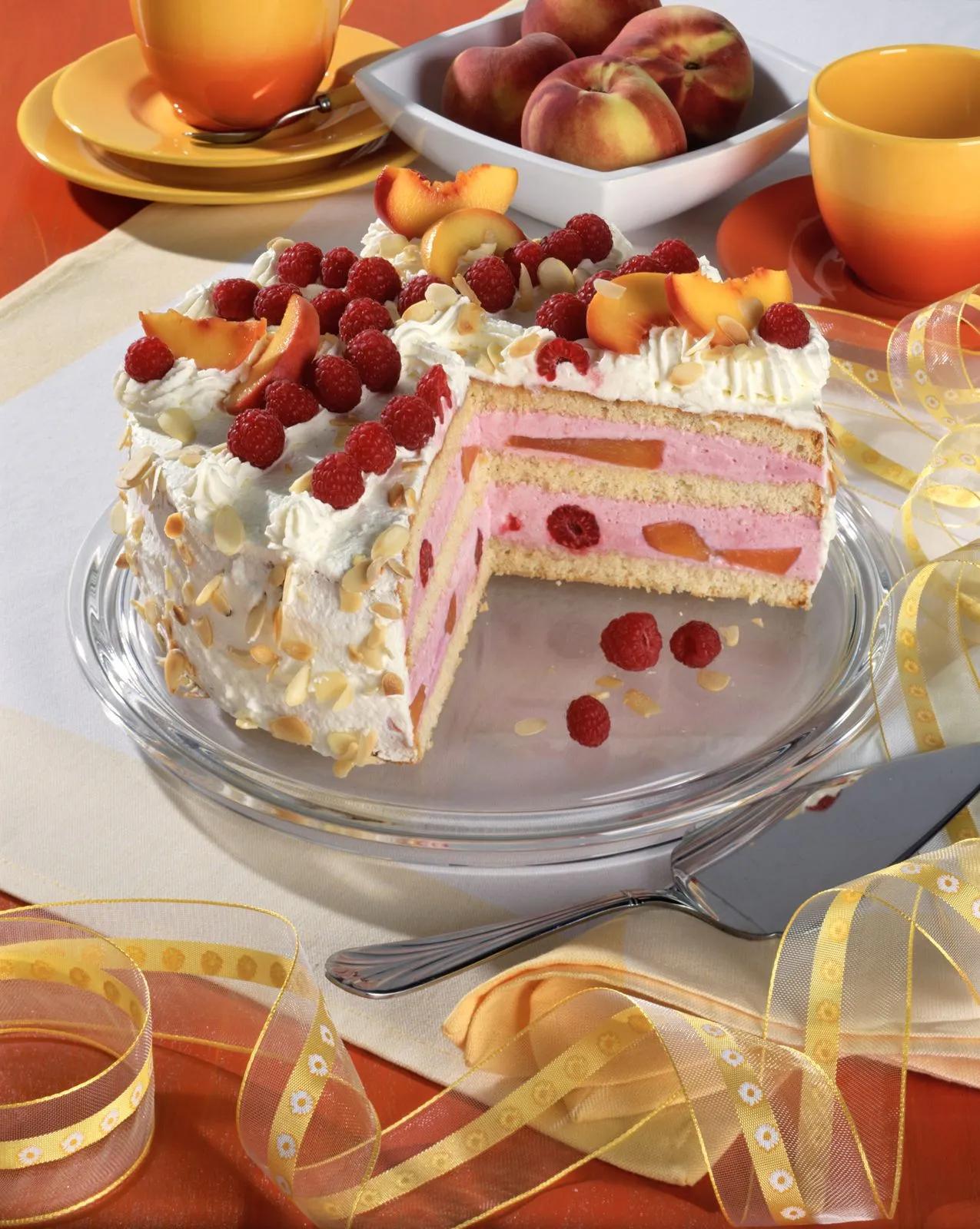 Pfirsich-Himbeer-Torte Rezept | EAT SMARTER