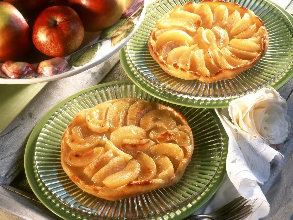 Kleine Apfel-Karamell-Kuchen (Tarte Tatin) Rezept | EAT SMARTER