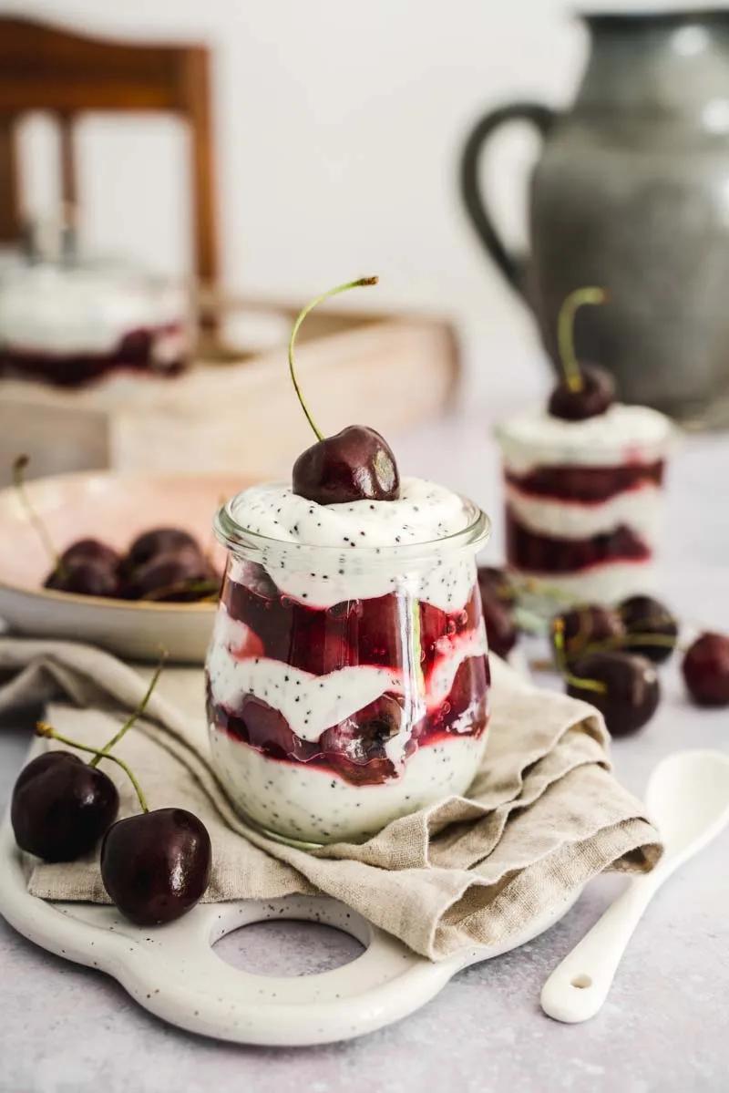Kirsch Dessert mit Joghurt-Mohncreme - Ina Isst