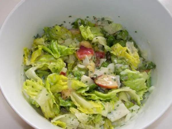 Grüner Salat mit Nektarinen und Joghurtdressing - Rezept - kochbar.de