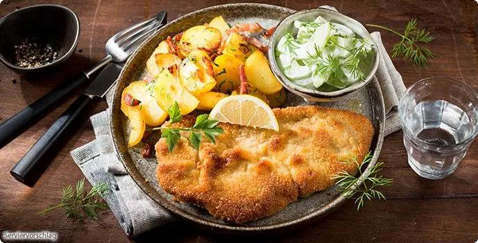 Rezept: Schnitzel nach Wiener Art mit Bratkartoffeln und Gurken-Dill ...