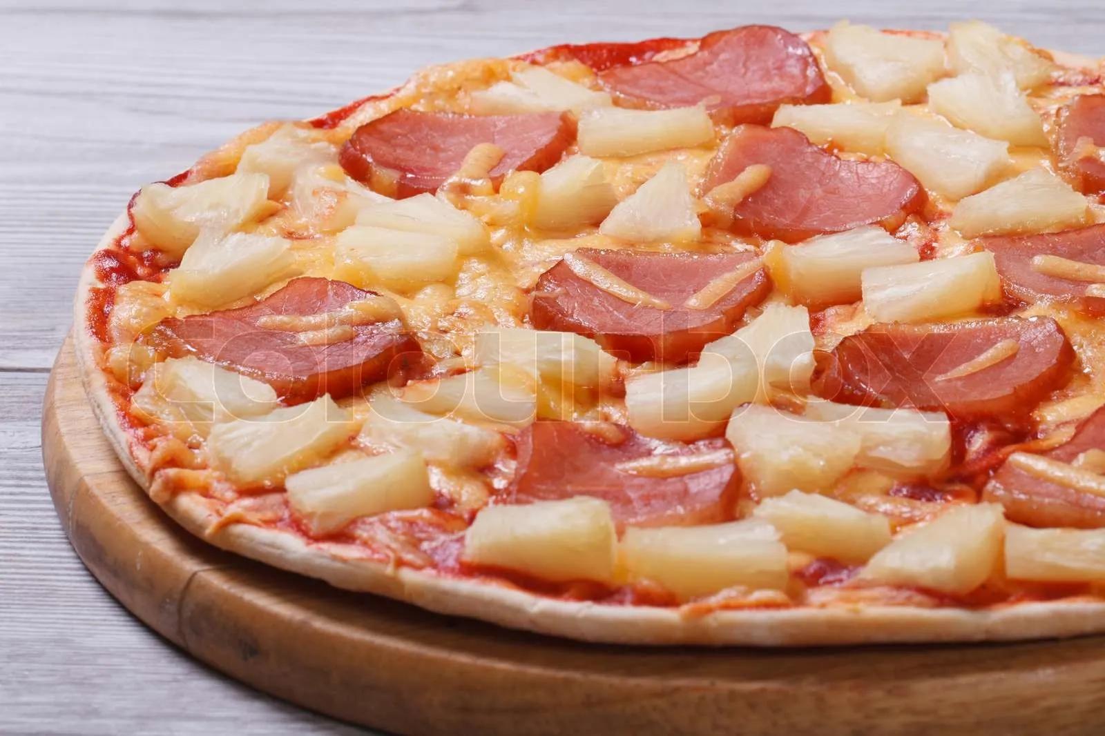 saftige Pizza Hawaii mit Ananas und Schinken | Stock Bild | Colourbox