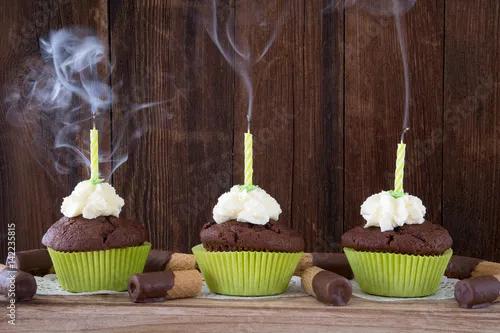 &amp;quot;Drei Schoko Muffins mit ausgeblasenen Kerzen&amp;quot; Stockfotos und ...