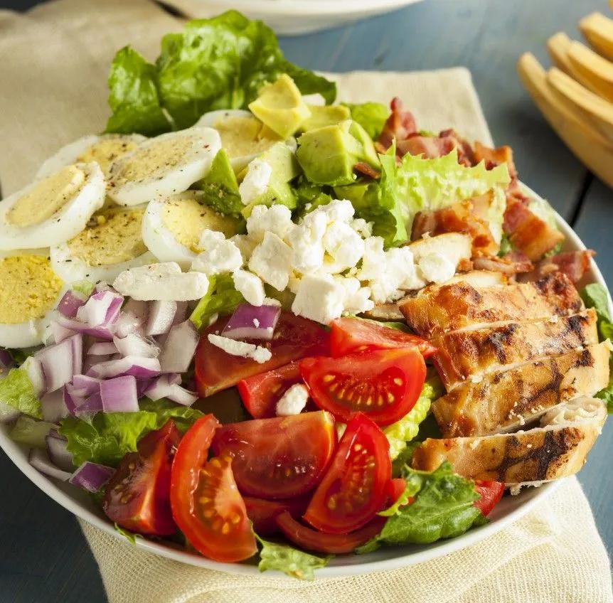Salat mit Hähnchen, Tomaten, Zwiebel, Feta und Ei Tags: | Salad ...