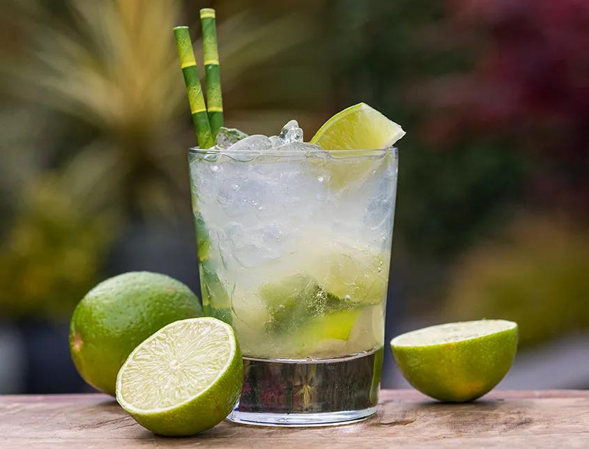 CAIPIRINHA: swingende Braziliaanse cocktail - Cocktailicious.nl