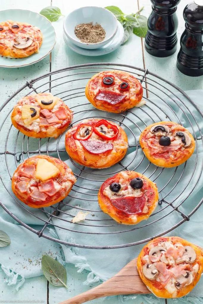Mini Pizzen - kleine Pizzas einfach selbst gemacht - emmikochteinfach