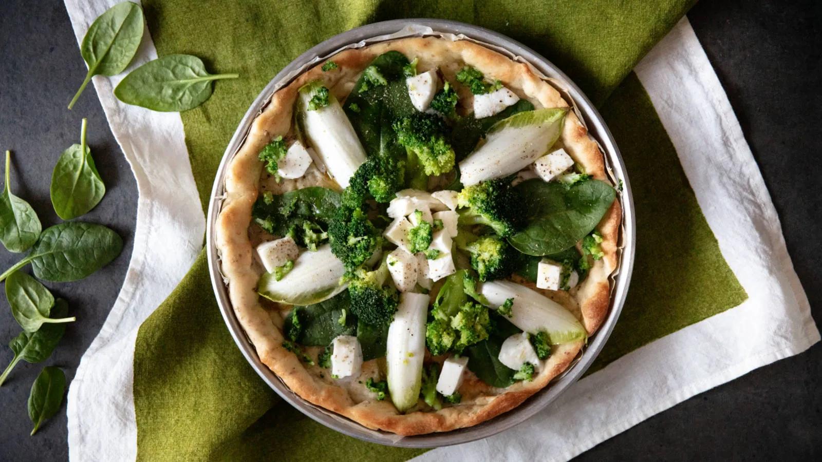 Pizza integrale con mozzarella cruda, broccoli, indivia e spinaci ...