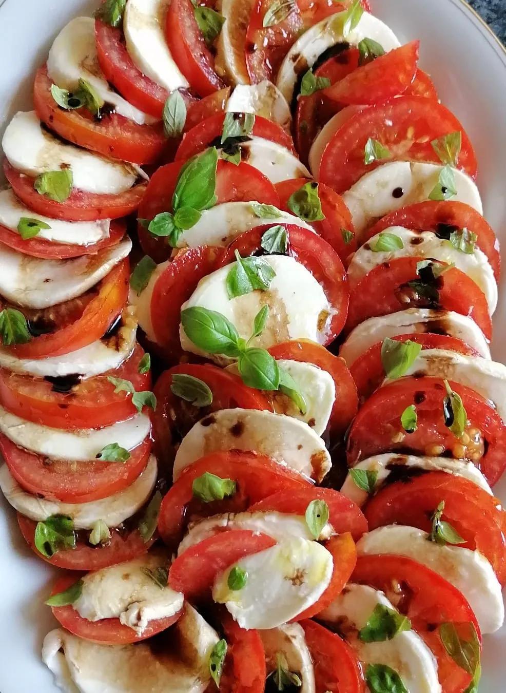 Tomato Mozzarella Basil Salad - Ester kocht