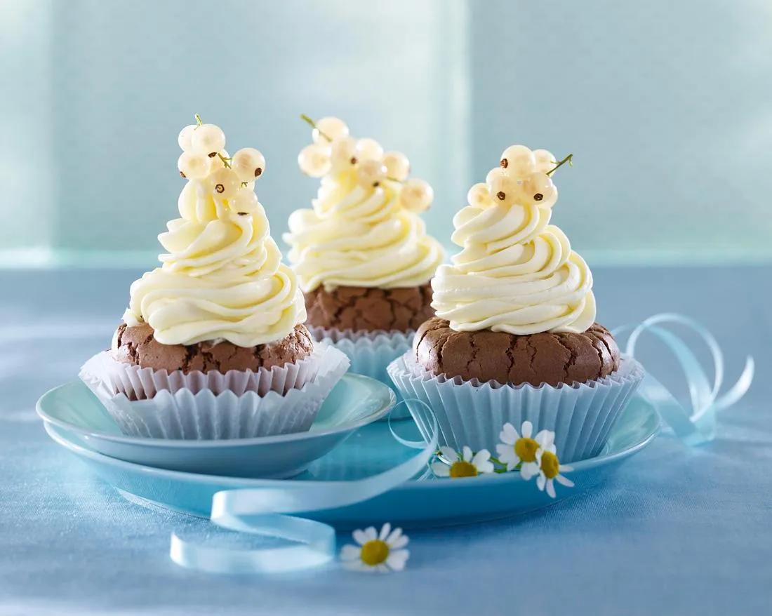 Schoko-Cupcakes mit weißer Schokoladen-Johannisbeer-Creme (vier mal ...