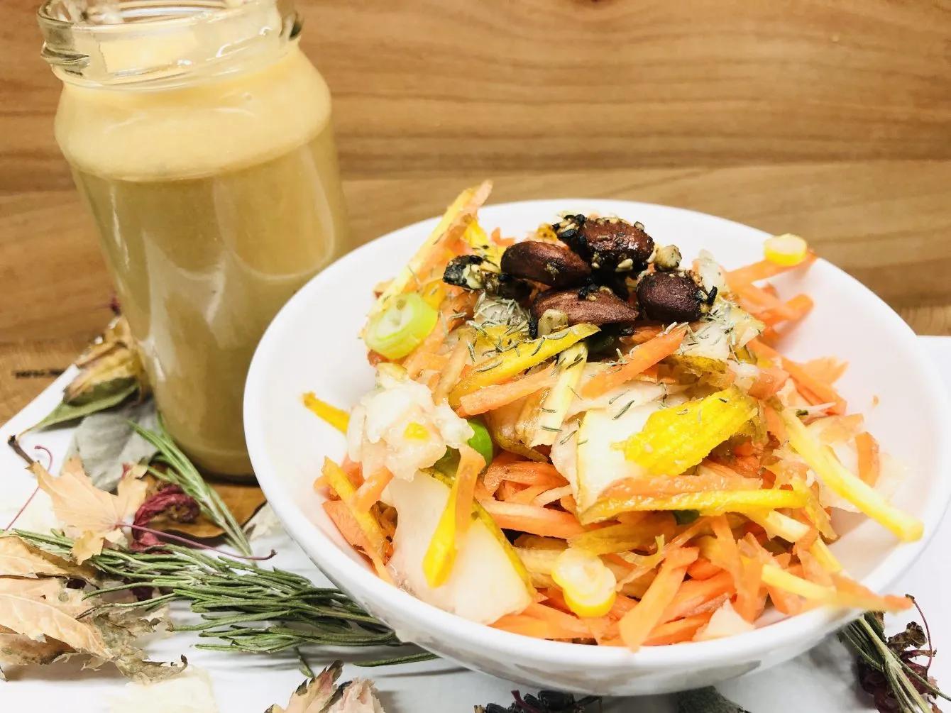 Karotten Birnen Salat mit Mandeln und Birnen Miso Dressing - Leckerlife