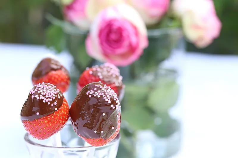 Erdbeeren mit Schokolade am Stiel - Planungswelten