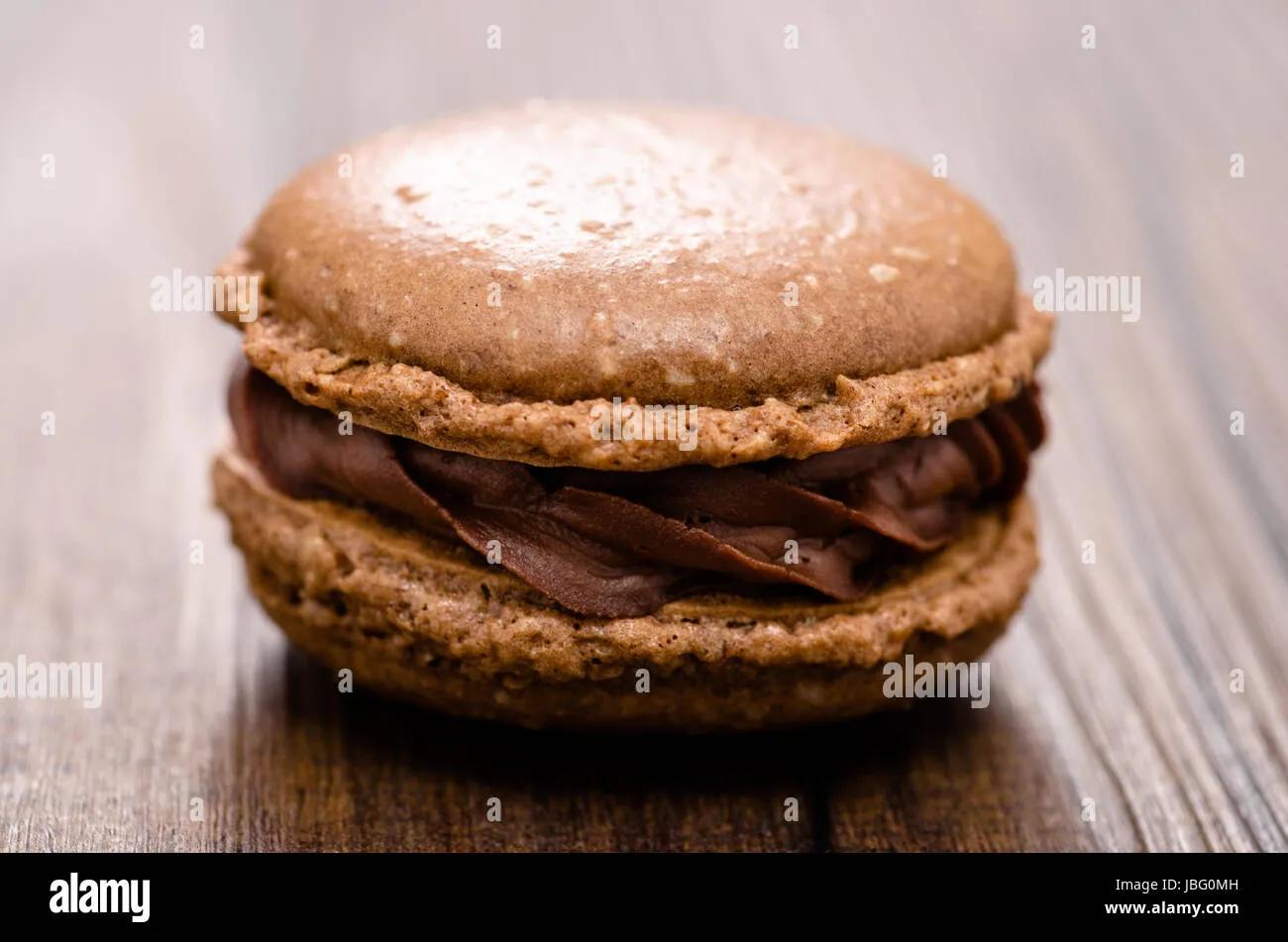 Macaron mit Galanche aus Schokolade und Kakao Baiser Stock Photo - Alamy