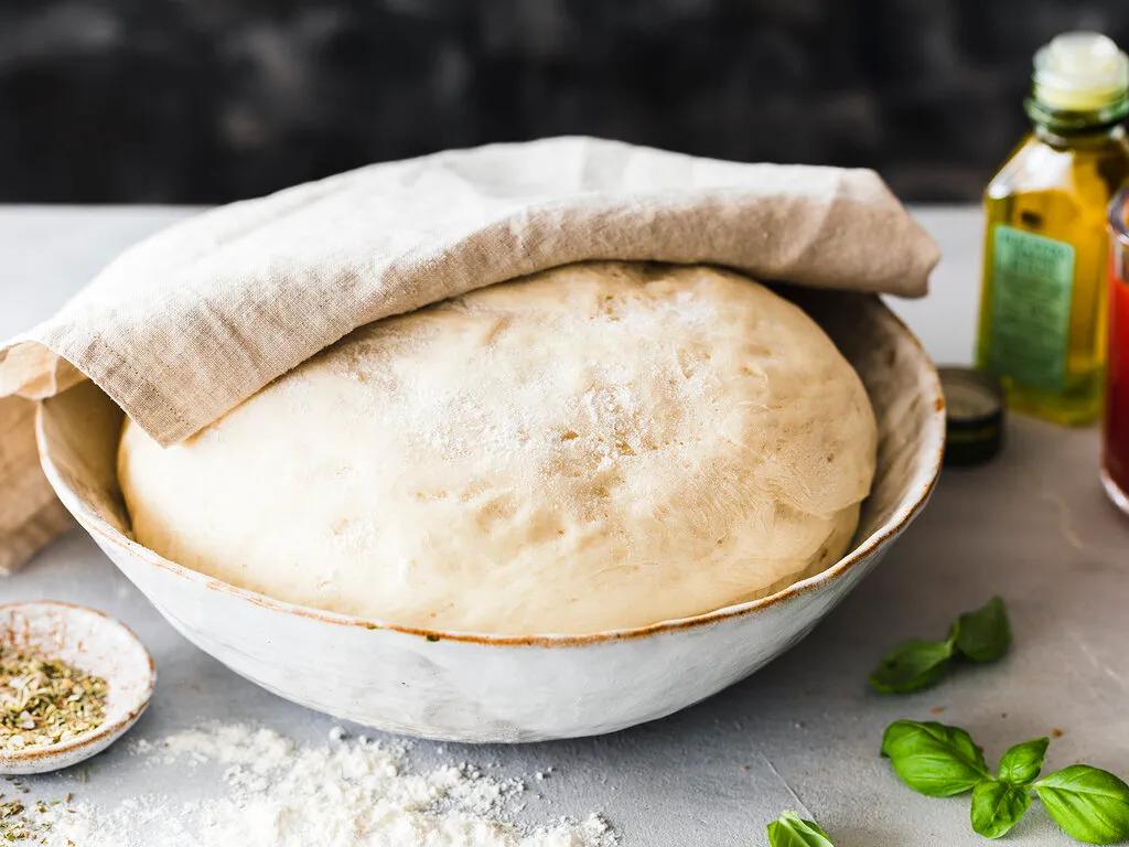 Pizzateig Grundrezept - Original wie vom Italiener | Einfach Backen