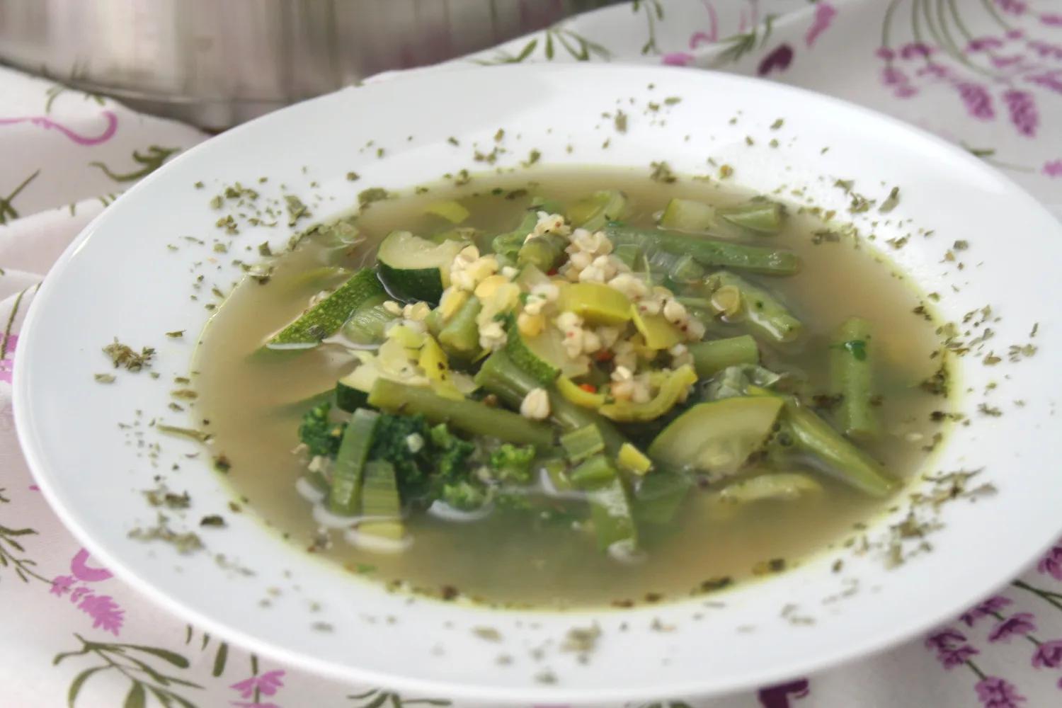 Vitaminbombe: Grüne Suppe mit Buchweizen - Schürzenträgerin