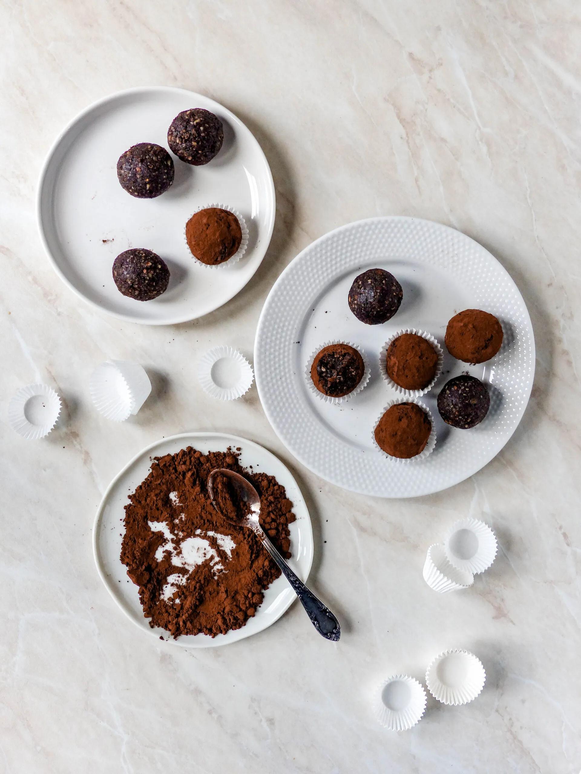 Gesunde Brownie Trüffel - vegane Schoko-Energiebällchen - Anna Lee EATS.