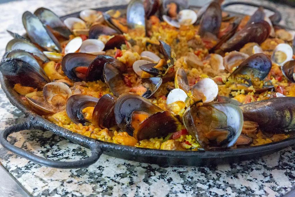 Traditionelle spanische Paella mit frischen Muscheln in einer ...