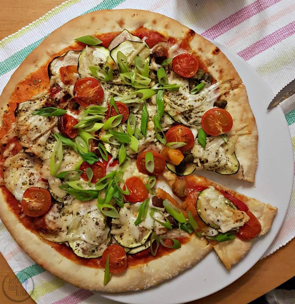 Vegetarische pizza met hummus, geroosterde paprika en geitenkaas – Anja ...