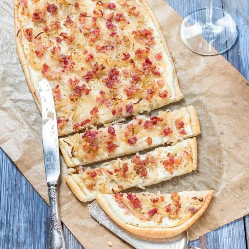 Flammkuchen backen: Rezept für den Teig + Ideen für Belag