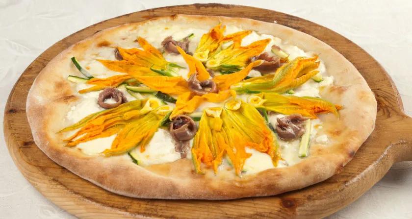 Kürbisblüten-Pizza mit Gorgonzola, Ricotta und Sardellen - Lactalis ...