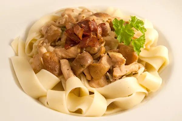 Hähnchengeschnetzeltes mit Steinpilzen in Rahmsauce auf Pappardelle ...