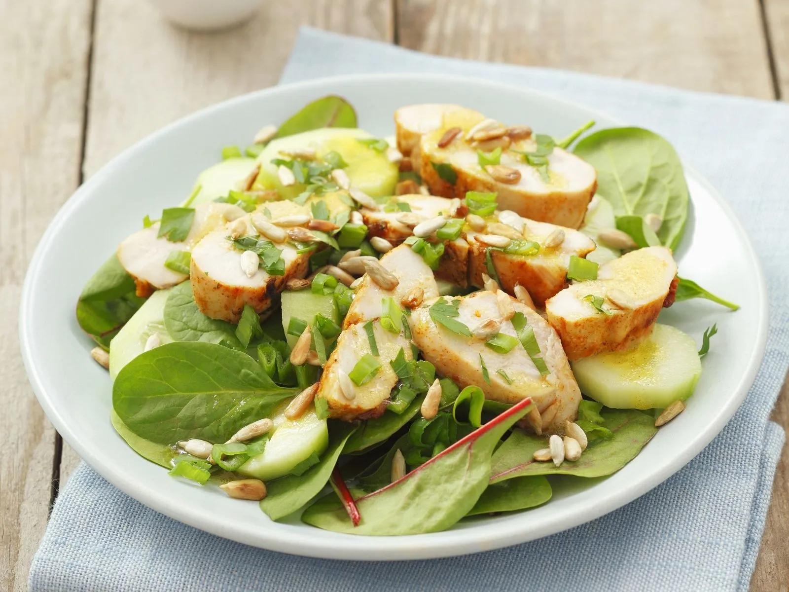 Salat mit Hähnchen und Sonnenblumenkernen Rezept | EAT SMARTER