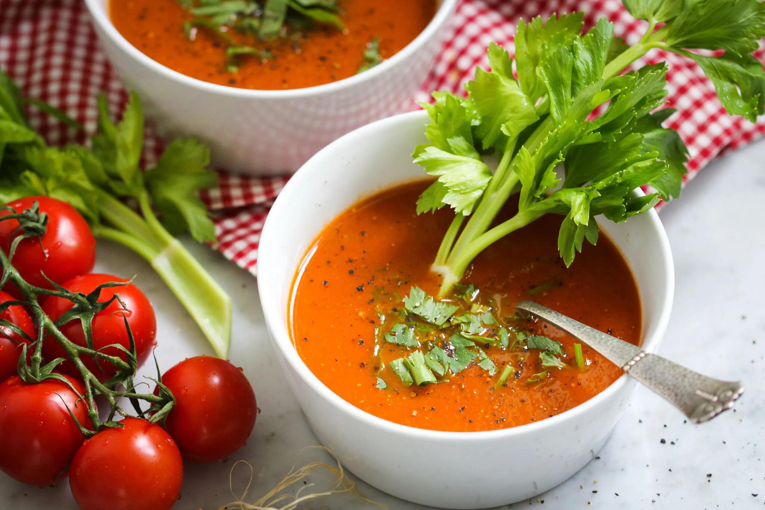 Schnelle, fruchtige Tomaten-Sellerie-Suppe • veggies | vegan