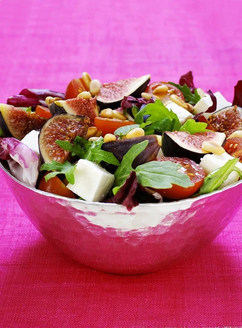 Salat mit Feigen, Feta, Tomaten und Pinienkernen Rezept | EAT SMARTER