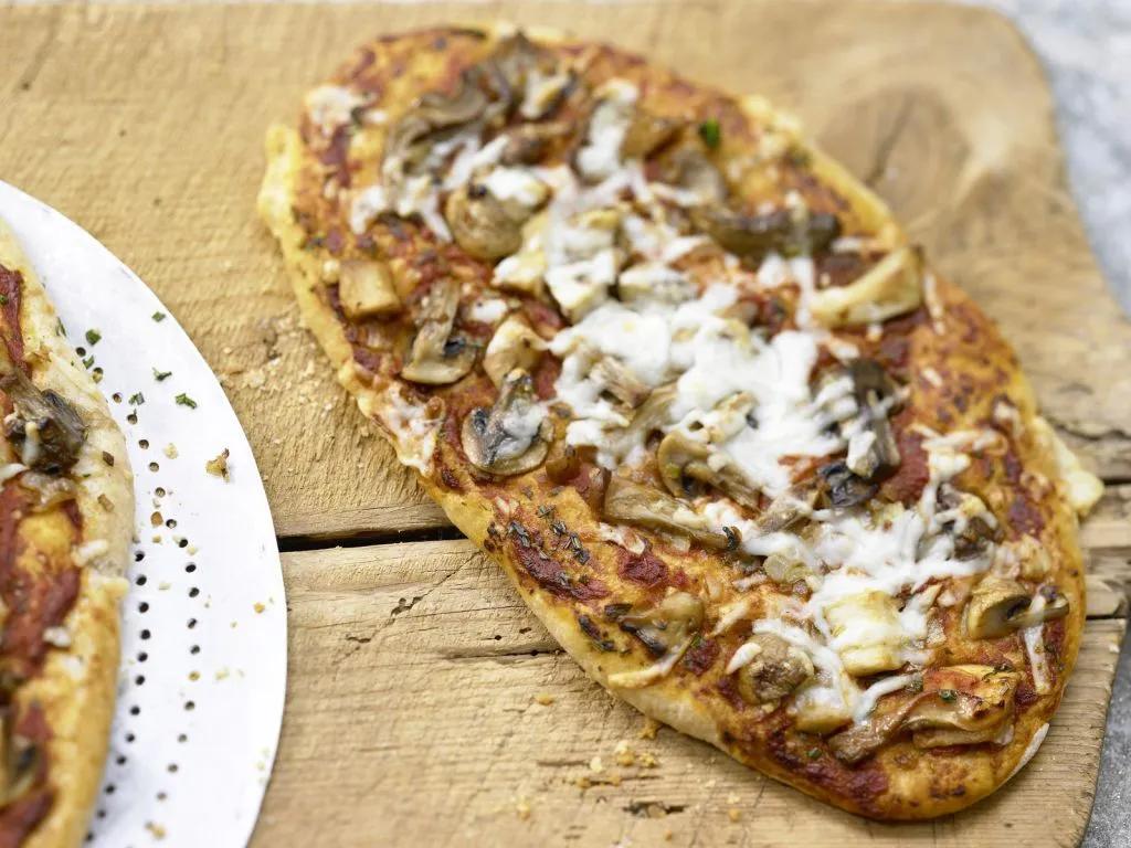 Pizza mit Pilzen Rezept | EAT SMARTER
