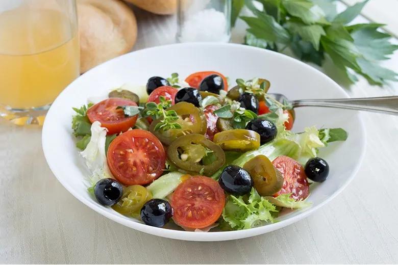 Salat mit Peperoni und Oliven - Rezept | GuteKueche.de