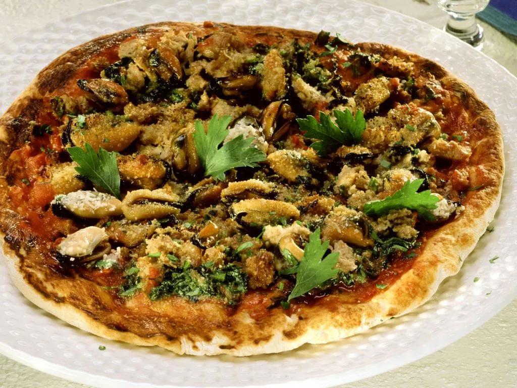 Pizza mit Miesmuscheln Rezept | EAT SMARTER
