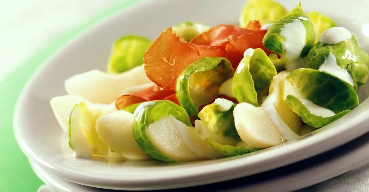 Rosenkohl-Birnen-Salat mit Edelschinken Rezept | EAT SMARTER