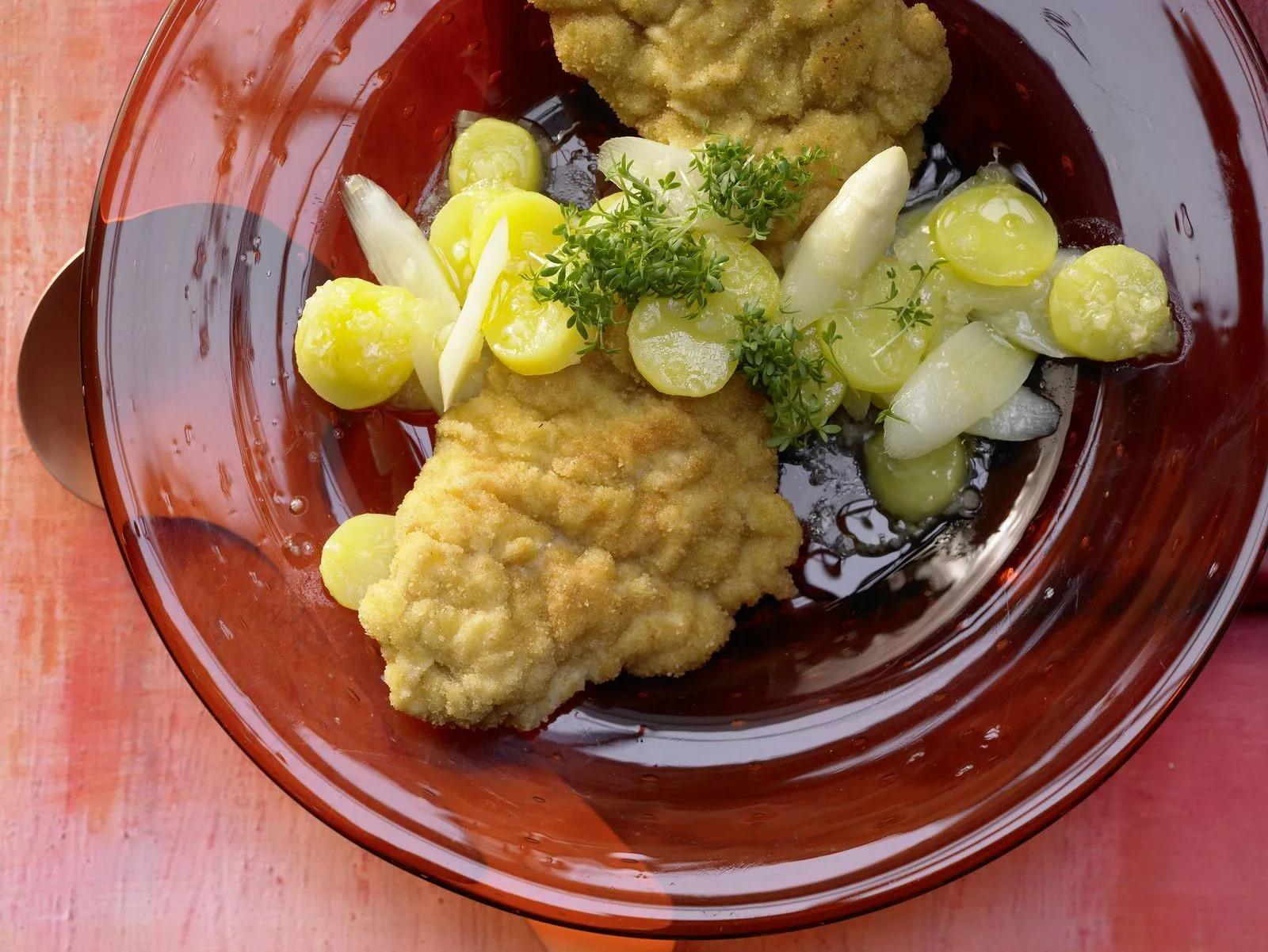 Seeteufel-Schnitzel mit Spargel-Kartoffel-Salat Rezept | EAT SMARTER