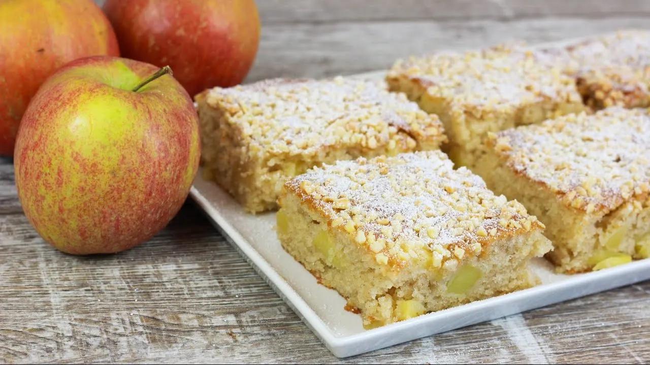 Saftiger Apfelkuchen vom Blech - Schneller Apfel Kuchen / Blechkuchen ...