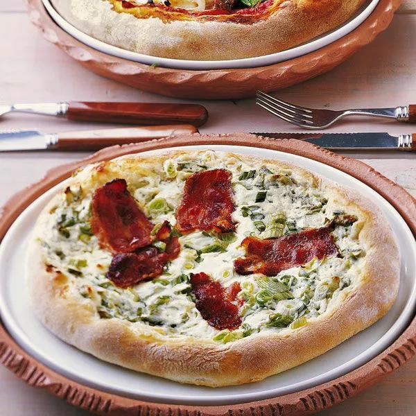 Rahm-Pizza mit Speck Rezept | Küchengötter