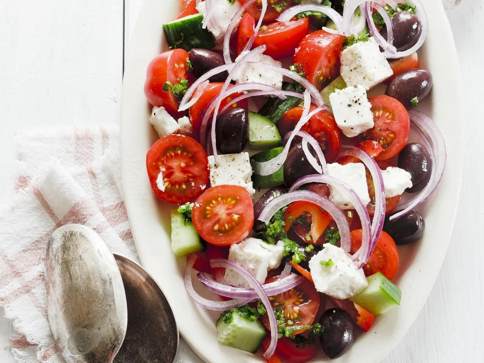Salat nach griechischer Art | Rezept | Griechischer salat rezept ...