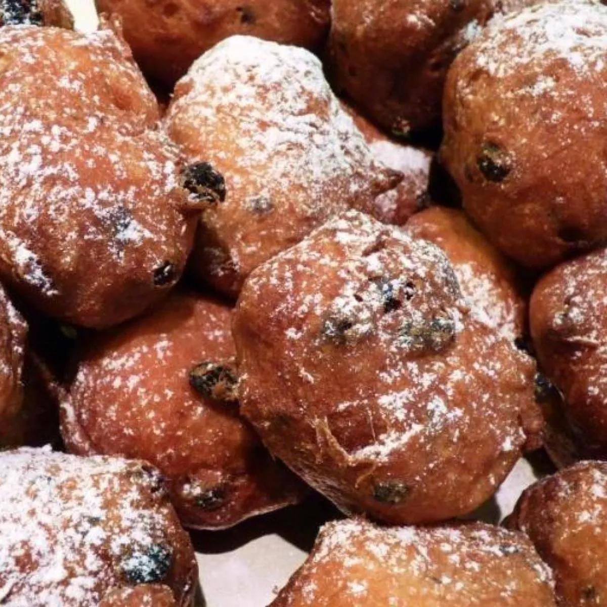 Oliebollen (Dutch ball donuts) | Recipe | Food, Food recipes, Desserts