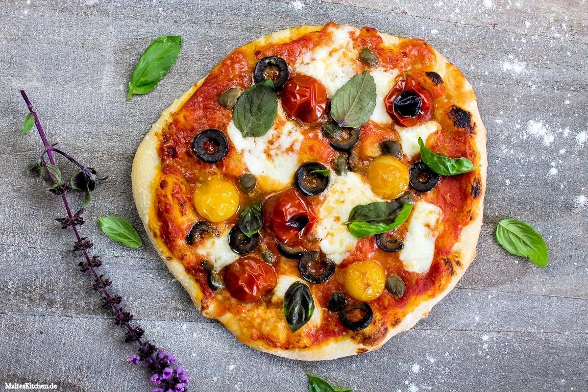 Pizza mit Oliven, Kapern &amp; Büffelmozzarella