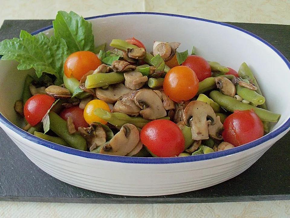 Salat aus marinierten grünen Bohnen mit Pilzen, Tomaten und Basilikum ...